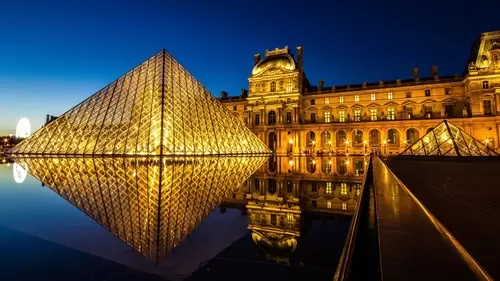 Famous Buildings: Louvre 4K Wallpaper