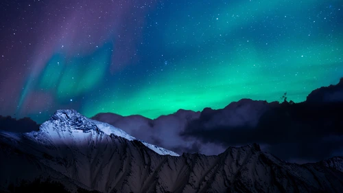 Aurora in the night sky 4K Wallpaper